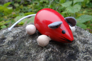 Myška na kolečkách červená