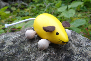 Myška na kolečkách žlutá