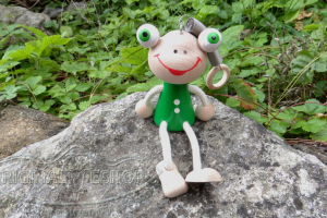 Žába barevná na pružině