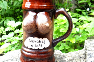 Korbel s nápisem "Neváhej a toč!"