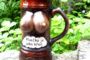 Korbel s nápisem "Pivečko je jako křen."