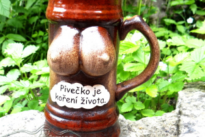 Korbel s nápisem "Pivečko je koření..."