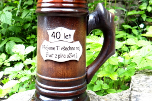 Korbel s číslem "40 let" a nápisem