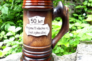 Korbel s číslem "50 let" a nápisem