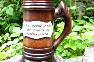 Korbel s nápisem "Jednou denně je nám třeba..."