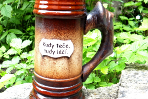Korbel s nápisem "Kudy teče, tudy léčí."