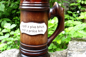 Korbel s nápisem "Lepší z piva břich..."