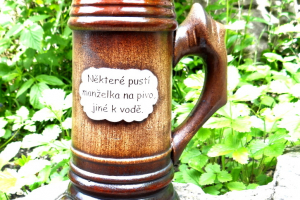 Korbel s nápisem "Některé pustí..."