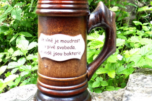 Korbel s nápisem "Ve víně je moudrost..."