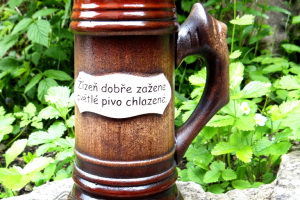 Korbel s nápisem "Źízeň dobře zažene..."