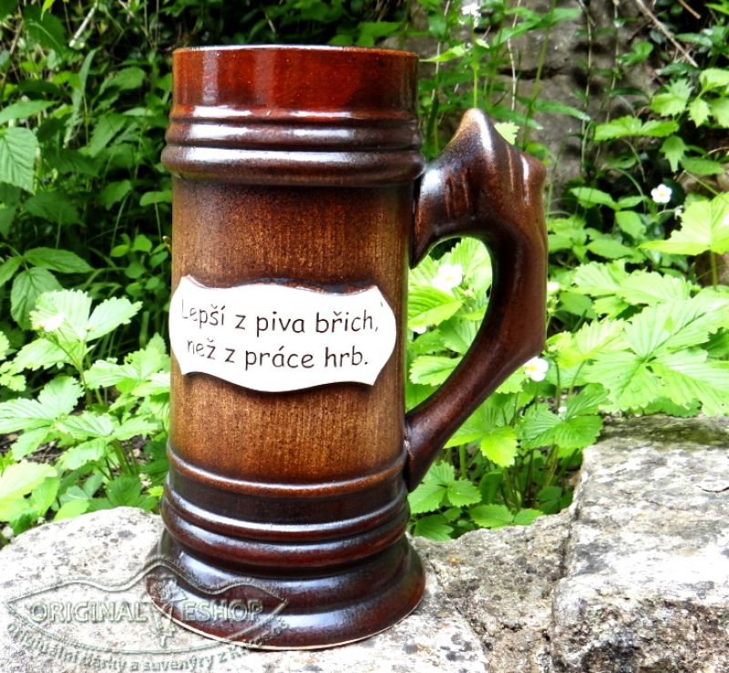 Korbel s nápisem "Lepší z piva břich..."